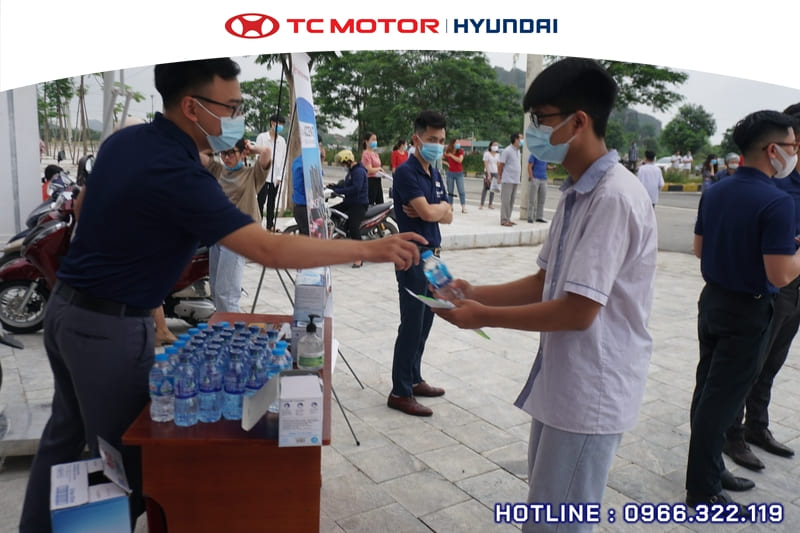 Hyundai Ninh Binh tiep suc mua thi 2021 tại THPT Chuyên Lương Văn Tụy